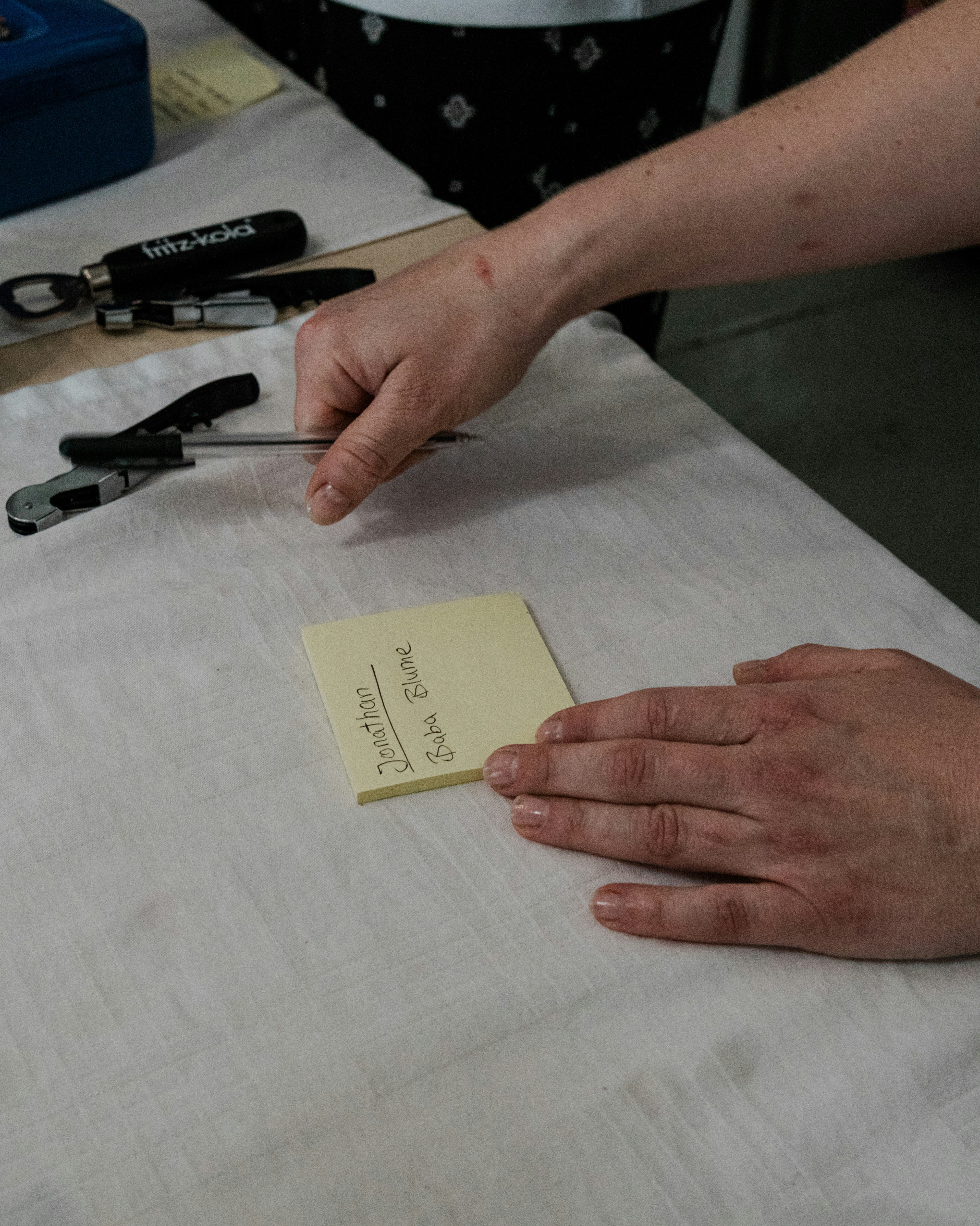 Checkliste auf einem Clipboard mit Häkchen: Qualität, Material, Kommunikation, Preis, Versand