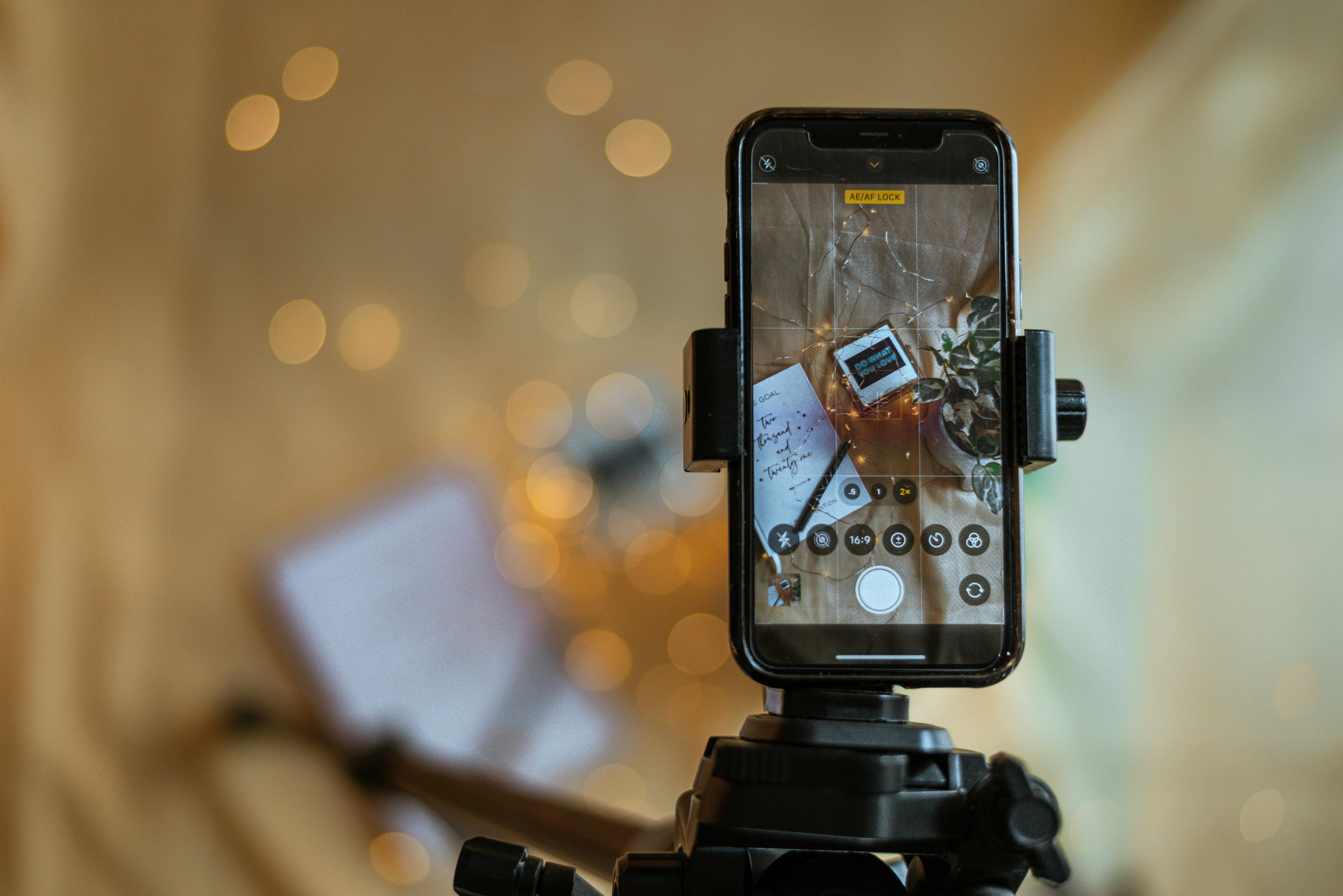 Smartphone auf Stativ fotografiert handgemachte Keramikschale mit Tageslicht, Reflektor und sauberem Hintergrund